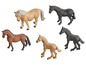 Quatre chevaux en plastique, dont un marron, deux marrons clairs et un noir.