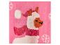 Pull rose tricoté avec un lama de Noël et des flocons de neige.