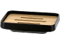 Porte-savon noir avec insert amovible en bois clair à lattes pour le drainage.