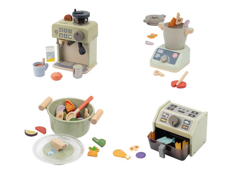 Appareils de cuisine en bois pour enfants : machine à café, mixeur, casserole de légumes et friteuse à air.
