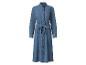 Robe longue en jean bleu avec col montant et ceinture.