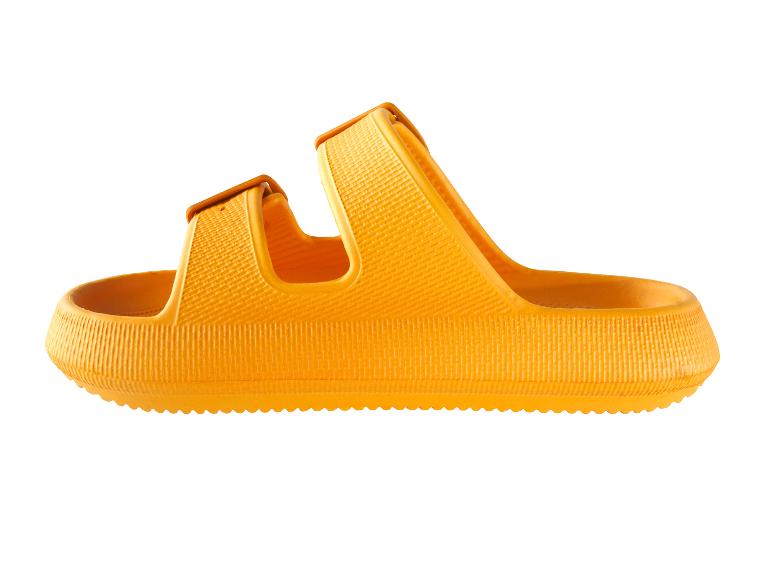 Sandales en caoutchouc jaunes à deux lanières.