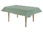 Nappe verte sur une table en bois.