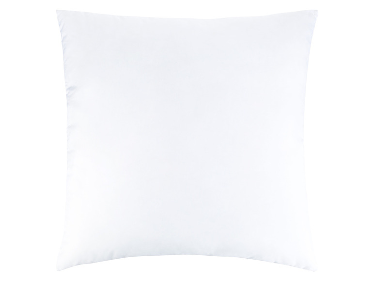Un oreiller blanc sur un fond blanc.