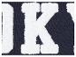 Un sweat-shirt bleu avec des lettres blanches et pelucheuses.