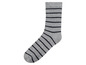 Une chaussette grise avec des rayures noires.