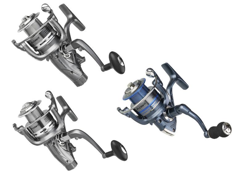 Trois moulinets de pêche, deux gris et un bleu, avec l'inscription «One Way Clutch».