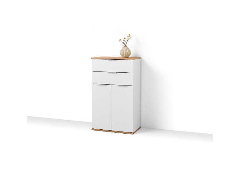Armoire blanche avec tiroirs et portes, avec un plateau en bois et un vase de fleurs.