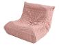 Fauteuil rose en velours côtelé avec un design plissé et confortable.