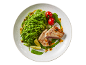 Steak de thon avec nouilles de courgettes, tomates cerises et citron vert sur une assiette.