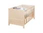 Lit bébé en bois clair avec literie blanche et couverture grise
