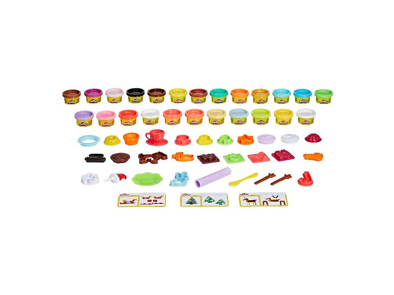 Ensemble Play-Doh avec 24 pots de pâte à modeler et divers moules et outils.