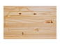 Une planche à découper en bois avec un bord gravé.