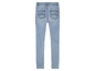 Jeans bleu clair avec des poches arrière.