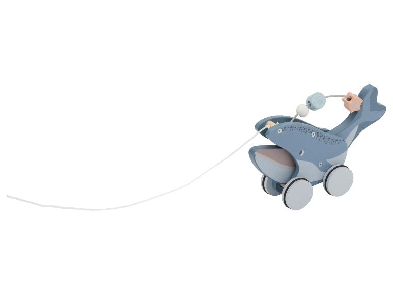 Un jouet à tirer en bois bleu en forme de baleine avec des roues et des perles sur une ficelle.