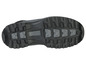 Les semelles d'une paire de chaussures de randonnée noires.