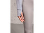 Détail d'un pull gris à manches longues et de leggings gris.