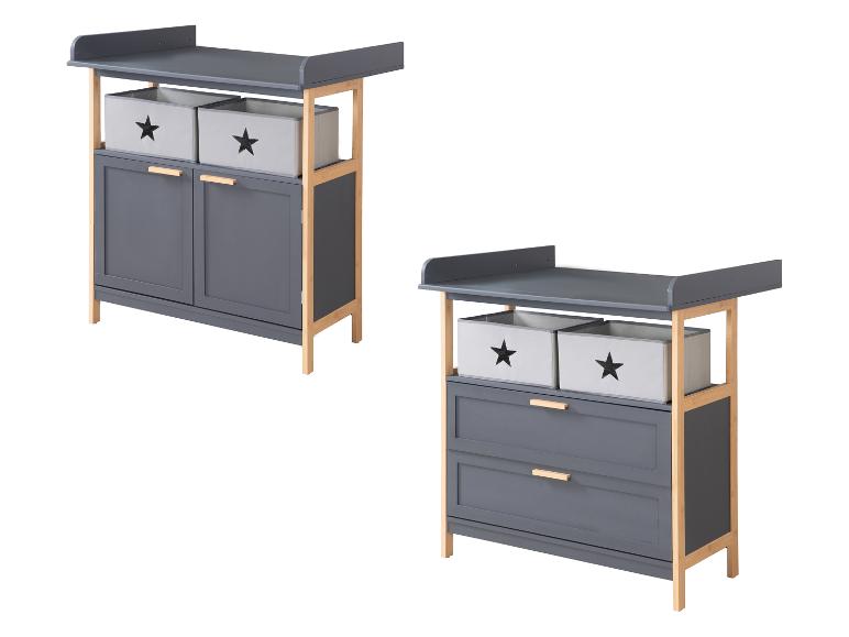Deux tables à langer grises avec cadres en bois, l'une avec des armoires et l'autre avec des tiroirs.