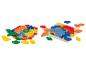 Puzzle en bois avec des blocs de couleur en forme de losanges et d'hexagones.
