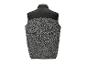 Un gilet noir à carreaux.