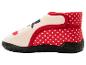 Pantoufles rouges à pois blancs avec un motif de bonhomme de neige.