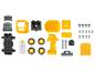 Une collection de pièces de camion jouet, comprenant un châssis, des roues, des vis et des outils.