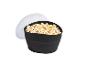 Bol à popcorn en silicone noir avec couvercle transparent, rempli de popcorn.