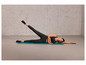 Femme en leggings noirs et soutien-gorge de sport faisant de l'exercice sur un tapis vert.