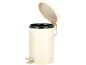 Poubelle à pédale beige avec couvercle ouvert et seau intérieur noir.