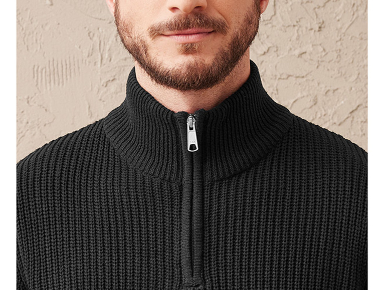 Un pull noir en tricot à fermeture éclair.