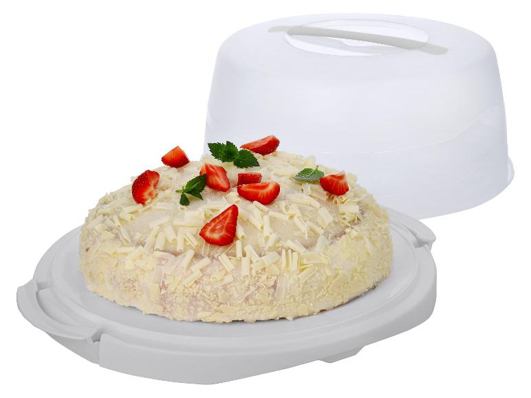 Gâteau aux fraises et à la menthe dans une boîte à gâteau en plastique blanc