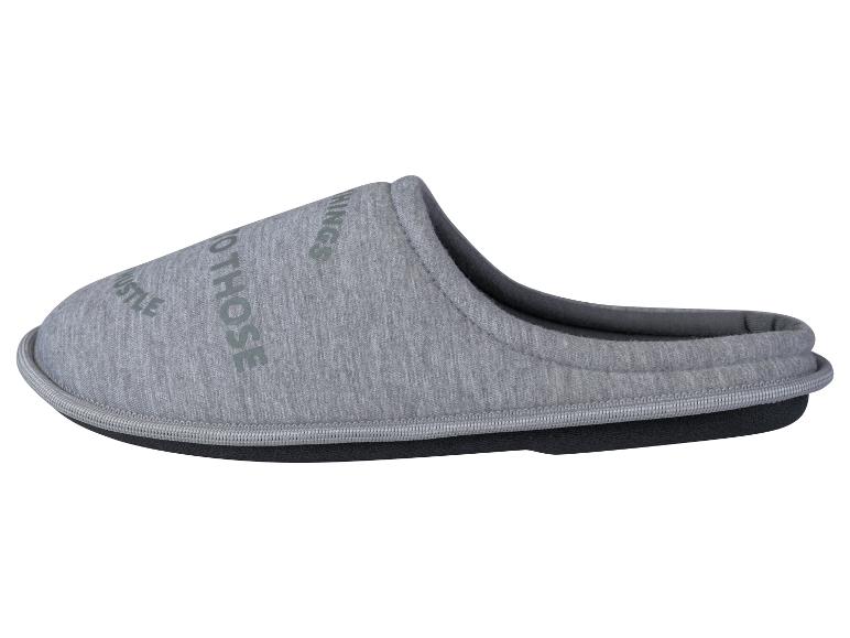Pantoufles grises en tissu avec inscription "Hustle to those".