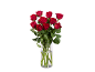 Un bouquet de roses rouges fraîches dans un vase en verre.
