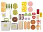Un ensemble de jouets pour burger avec frites, boissons, steaks hachés, pains, fromage, bacon et légumes.