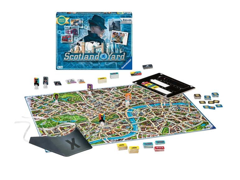 Jeu de société Scotland Yard avec pièces de jeu, cartes et carte sur fond blanc.