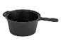 Une casserole en fonte noire avec une seule anse.