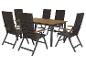 Ensemble de mobilier de jardin avec table en bois et six chaises en osier marron foncé.