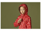 Une fille porte une veste rouge à imprimé floral.