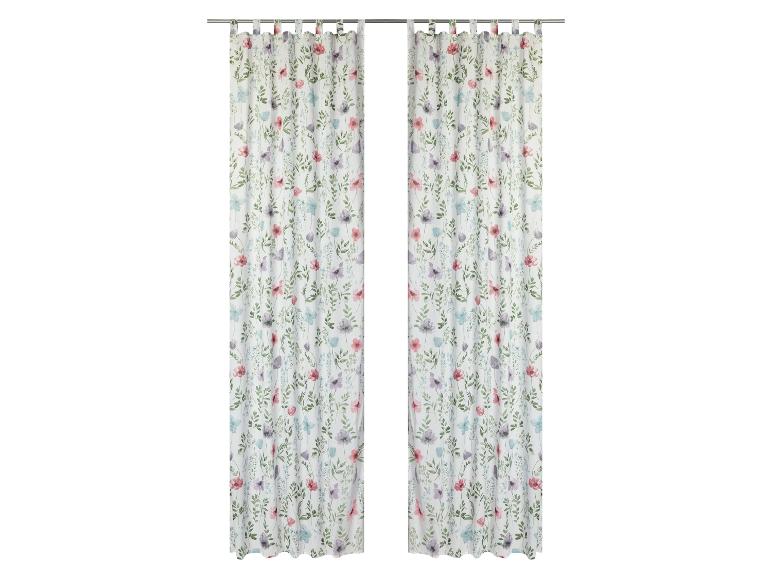 Deux rideaux blancs à motifs floraux.
