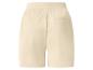 Shorts femme beige avec taille élastique et poches arrière.