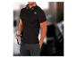 Homme avec un t-shirt Reebok noir, une bouteille d'eau et des écouteurs.