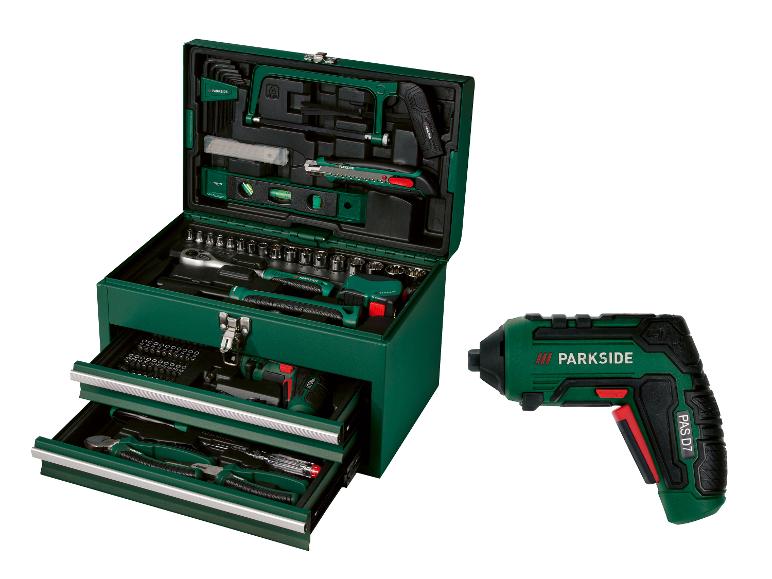 Boîte à outils verte avec divers outils, dont un tournevis, une scie et des clés.