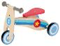Tricycle en bois pour enfants avec roues bleues et blanches et décorations colorées.