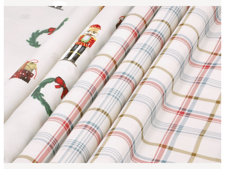 Nappes de Noël pliées avec motif à carreaux et motifs de casse-noisette.
