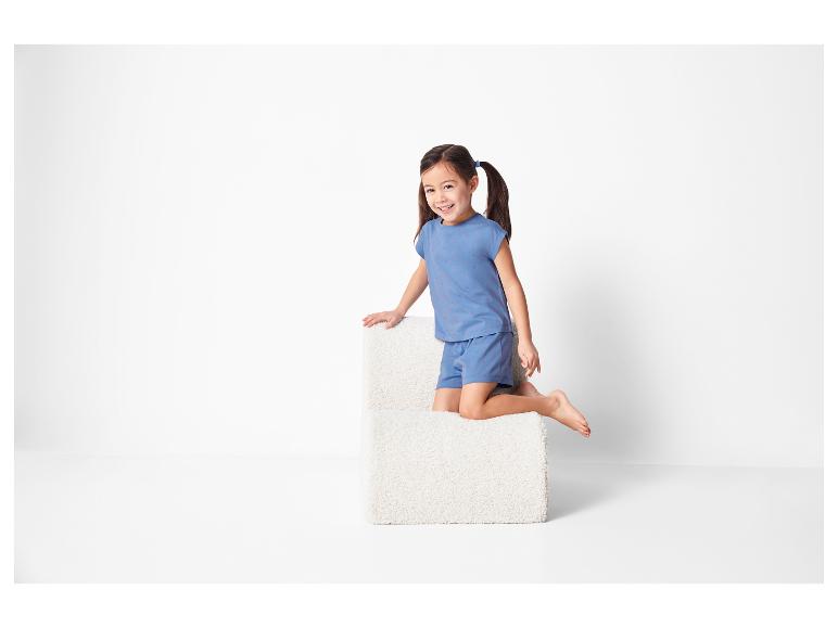 Pyjama court bleu à motifs pour enfant.