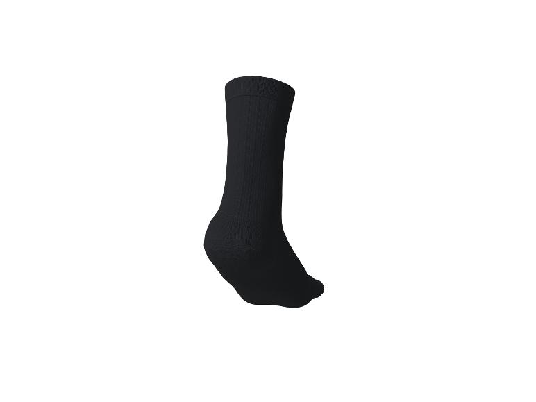 Chaussette de sport noire sur fond blanc