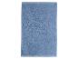 Serviette bleu clair, pliée, avec une texture douce.