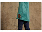 Une veste softshell vert clair et un pantalon bleu marine de McKinley.