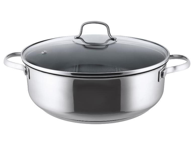 Casserole en acier inoxydable avec couvercle en verre et deux poignées.