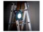Un projecteur Parkside fixé à une échelle en aluminium.